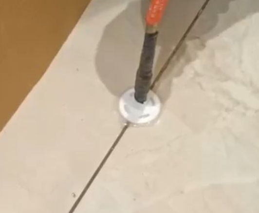 阜康瓷砖空鼓维修公司专业解答瓷砖在铺贴过程中，如果没有涂抹均匀到位的粘结材料（如水泥砂浆或瓷砖胶），可能会导致以下问题