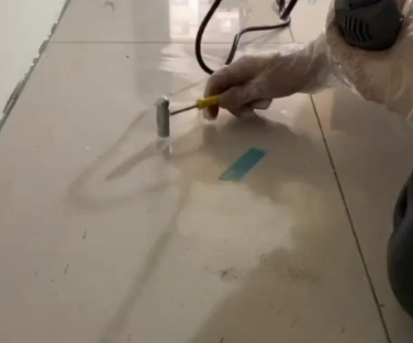 阜康瓷砖开裂维修公司专业分享瓷砖在铺贴前如果没有沥干水分，将会导致以下问题